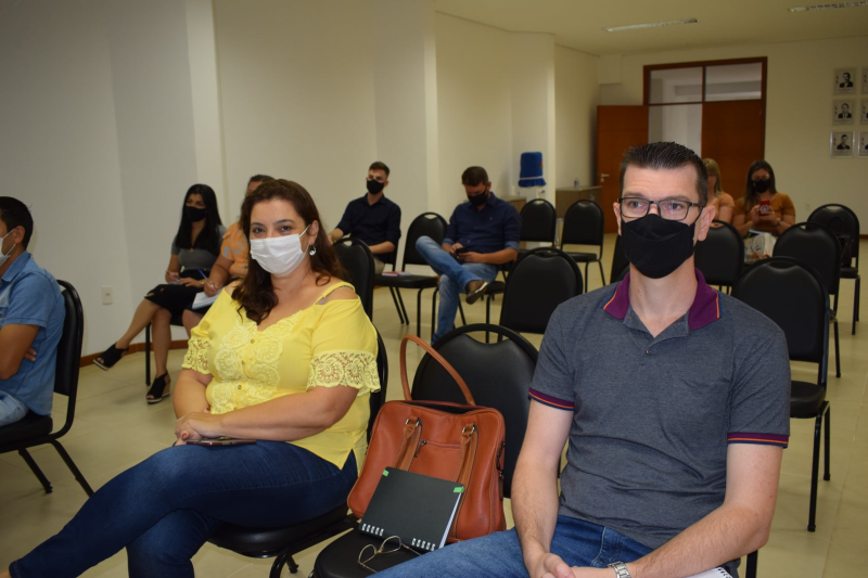 SECRETÁRIA MUNICIPAL DE EDUCAÇÃO PARTICIPA DE REUNIÃO NA SEDE DA AMM